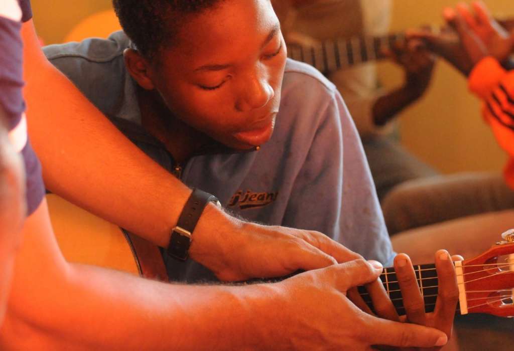 Learn to Play Guitar: Become a Guitarist By Doing Guitar Lessons